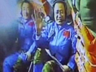 중국 선저우10호, 우주정거장 도킹 성공