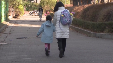 초등학교 등교 인원 제한…돌봄 걱정에 맞벌이 부모 '한숨'