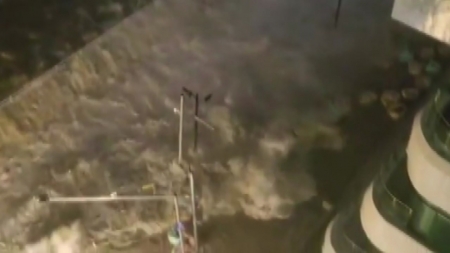 영화 해운대가 현실로...집채만 한 파도가 방파제 넘어