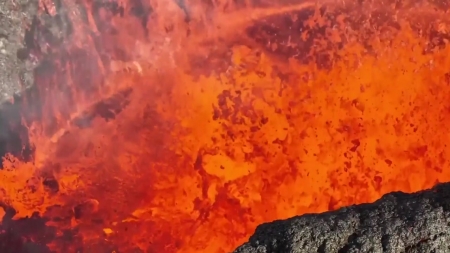 아이슬란드 화산 분출...솟구치는 용암과 일렁이는 오로라가 한눈에