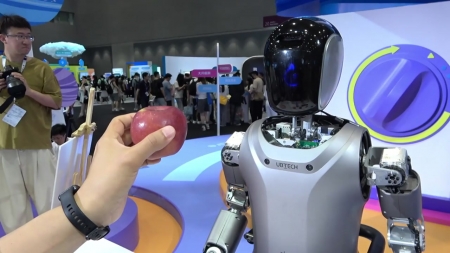 중국도 AI 로봇 공개..."어니봇 사용자 2억 명 돌파"