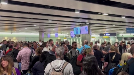 영국 주요 공항 자동입국시스템 먹통...수속 지연에 이용객 '불편'