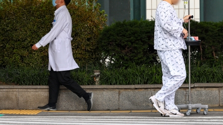 "5년 의무 아냐" 한발 뺀 정부...의대생 "복귀 없다"