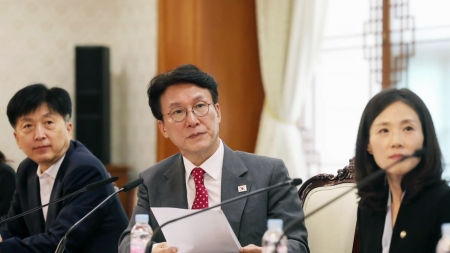 다음 달 말부터 중국 단체관광객 무비자 입국 허용...내년 6월까지