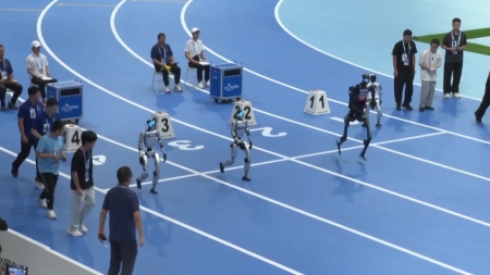 '축구부터 격투기까지' 중국 로봇 운동회..."아직은 답답해도..."