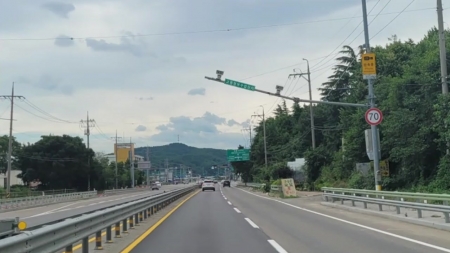 붕 뜨고 꺾이고...부실 고정 신호등에 안전 위협