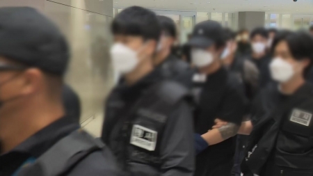 경찰 "캄보디아 송환 피의자 64명 중 49명 구속"
