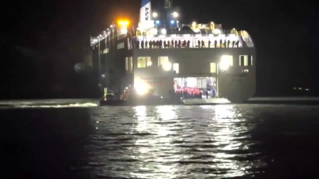 267명 태운 여객선 무인섬에 '쾅'...전원 구조