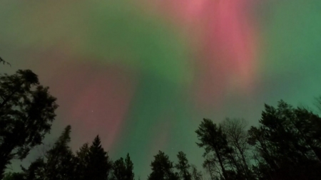 이례적 '오로라 장관'..."통신·전력망 위협"