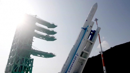 누리호, 이송·기립 완료…순조로운 발사 준비