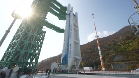 하늘 향해 우뚝 선 누리호...순조로운 준비