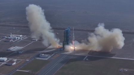 중, 우주선 선저우22호 발사...20호 '창문 균열'로 긴급조치