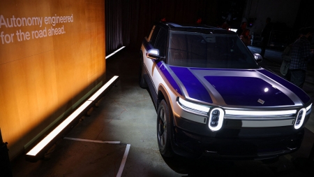 전기차 리비안 "월 50달러에 AI 칩 탑재 자율주행 서비스 출시"