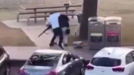 '총격범 맨몸 제압' 시민 영웅 화제...'홀로코스트' 생존자도 희생