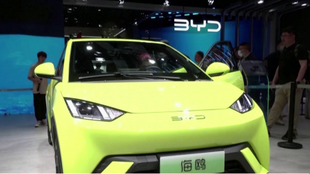 중국 BYD, 지난해 전기차 225만여 대 판매..."테슬라 추월"