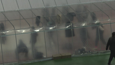 한파 걱정 'NO'...안산 와스타디움 '이색 비닐 트랙'