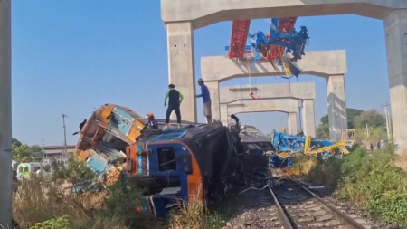 태국서 대형 크레인 무너져 열차 ’두 동강’...한국인 1명 포함 30여 명 사망