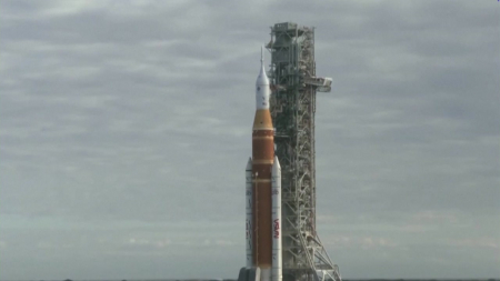 54년 만에 달에 인간을 보내는 미국 로켓, 발사대로 이동