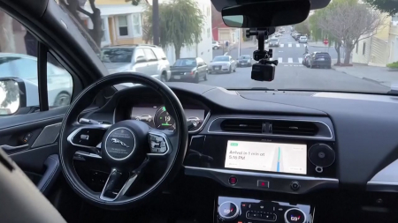 AI가 운전대 잡는다...완성차 vs 기술기업 주도권 경쟁