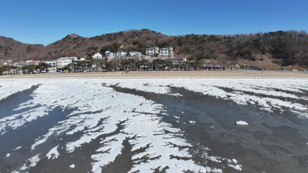 "남극에 온 것 같아요"...물결 그대로 얼어붙은 파도