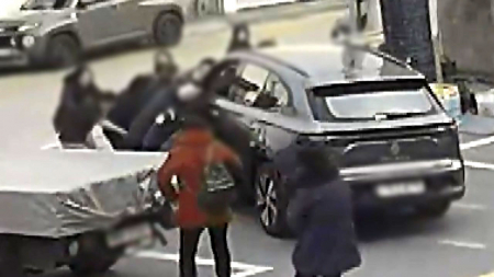 차에 깔린 여성 구한 시민 영웅들...’힘 모아 번쩍’