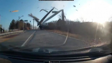 도로 덮친 풍력발전기...강풍도 없었는데 왜?