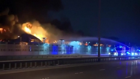 이란 "호르무즈 지나는 선박 다 불태운다"...수백 척 발 묶여