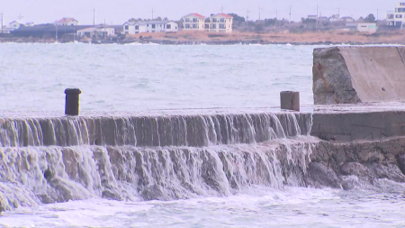 1년 새 두 번 무너진 방파제...보수 공사는 아직