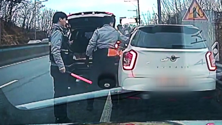 의식 잃은 운전자...시민·경찰 구조에 큰 피해 막아