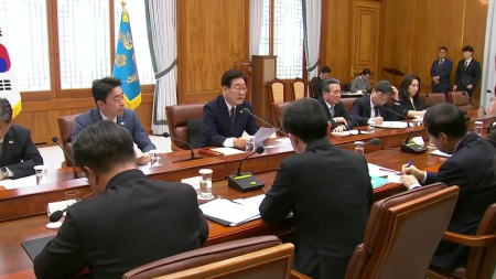 이 대통령 "석유 최고가격제 과감히 시행...불법행위 철저 단속"