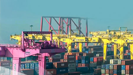 화물 보관료에 위험할증까지...수출업계도 타격