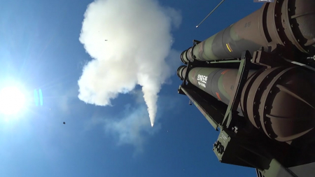 이란 전쟁 주목 받는 '천궁-Ⅱ'...비법은 '콜드런칭'