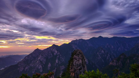 "구름이 빚은 소용돌이"...렌즈에 담긴 자연의 순간