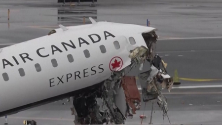 뉴욕 공항 착륙하다 소방차와 '쾅'...조종사 2명 사망