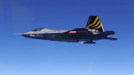 KF-21 양산 1호기 출고..."방산 4대 강국 도약 발판"