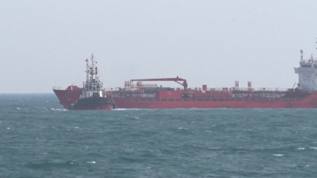 트럼프 "호르무즈는 니들이 알아서"...이란 "배 한 척에 30억"