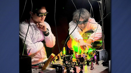 전자 대신 엑시톤 활용해 AI 데이터센터 전력난 해결