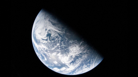 '아르테미스 2호' 우주에서 영상 통화..."지구 모습 장관" 사진 공개