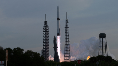 블루오리진, 재사용 추진체 착륙 성공...스페이스X 대항마 되나