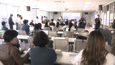 "카네이션 대신 AI"...부모님 인생 2막 돕는 인공지능 교육