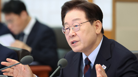 이 대통령 "1,500원 넘어선 환율...주가 안정되면 멈출 것"