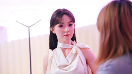 고독 경제 겨냥 '연인 로봇'..."AI 밀랍인형" 비판도