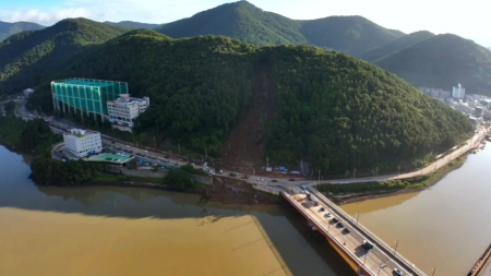 흙탕물로 변한 바다, 뻥 뚫린 논...드론으로 본 거제