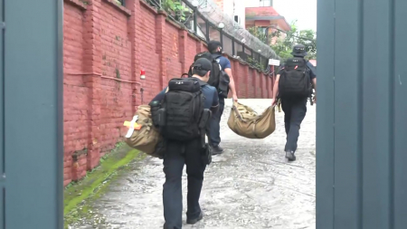 네팔 도착한 긴급구호대...바로 현장으로 출발