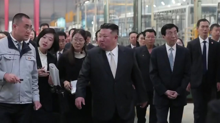 제재 비웃듯 버스 공장 간 김정은...미국 담당 배석 속셈은?